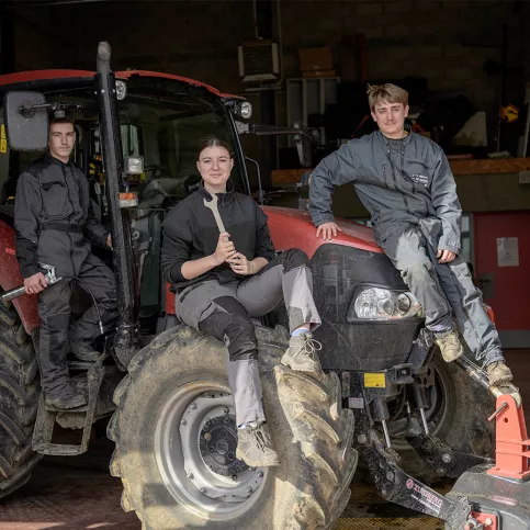 Lycée agricole Val de Drôme, trois élèves en classe de 1ère Bac Pro Agroéquipement, au centre Lynette