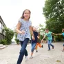 Cours d'empathie à l'école - enfants dans une cour de récréation